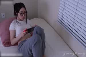 kimmy 眼镜娘想继续玩游戏只好用骚逼交换时间  背景图片