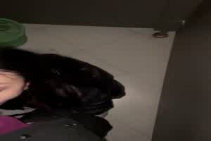 商场偶遇前女友先拉到厕所舒服一下  背景图片