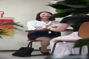 日本气质上班族熟女内裤不小心走光  背景图片