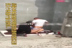 【绿帽淫妻)绿帽把老婆绑起来景区露出，人妻被路人轮操，太刺激了!  背景图片