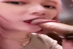 口爆粉色头发学生妹，裹的真好  背景图片