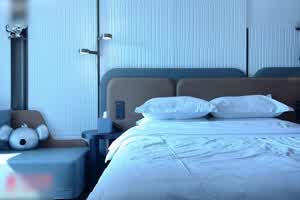 约了个身材高挑大长腿的妹子，女神气质温柔体贴，扛腿抽插打桩机，把她干得不要不要的  背景图片