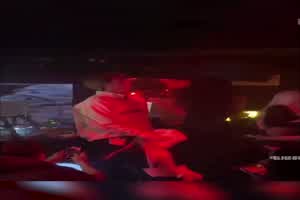 门事件湖南长沙( 骑士酒吧 惊现大瓜一位公子哥,用钱砸的Dj妹妹当众就跪着吹了起来，有钱能把DJ操。  背景图片