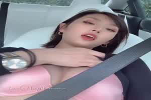 女友在车上等着接我传来的视频  背景图片