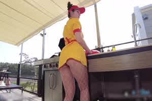 onlyfans 超火高铁露出甜美可爱反差美少女 Naomiii 披萨外送员送货上门 身体服务赚费  背景图片