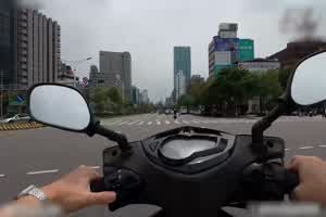 【狠台北】迟到的外送员被淫荡客户说欢迎光临买缝干爆她才有好评  背景图片