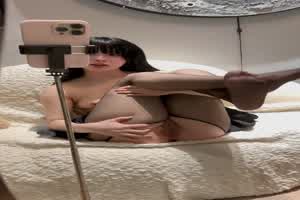 【精神小妹下海创业！】超清纯反差玩推创业卖视频，被操到腿抽筋，逼都疼的受不了，还咬着牙拍完视频  背景图片