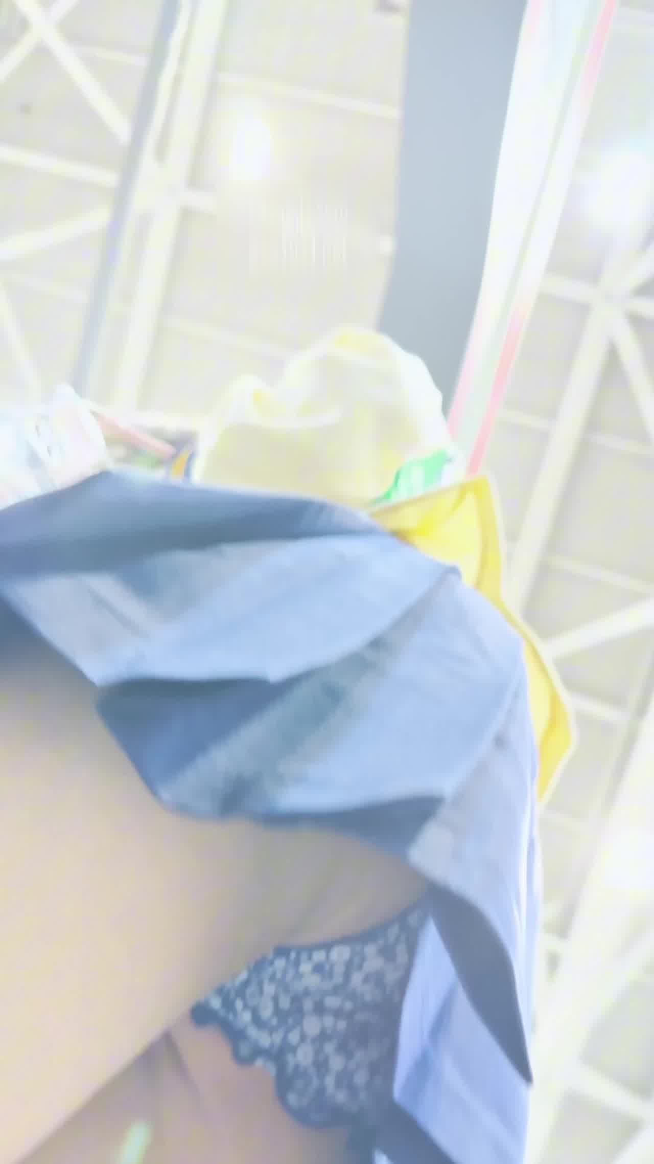  短发学生妹拍东西，那我来拍她内裤！抄底 的剧照4