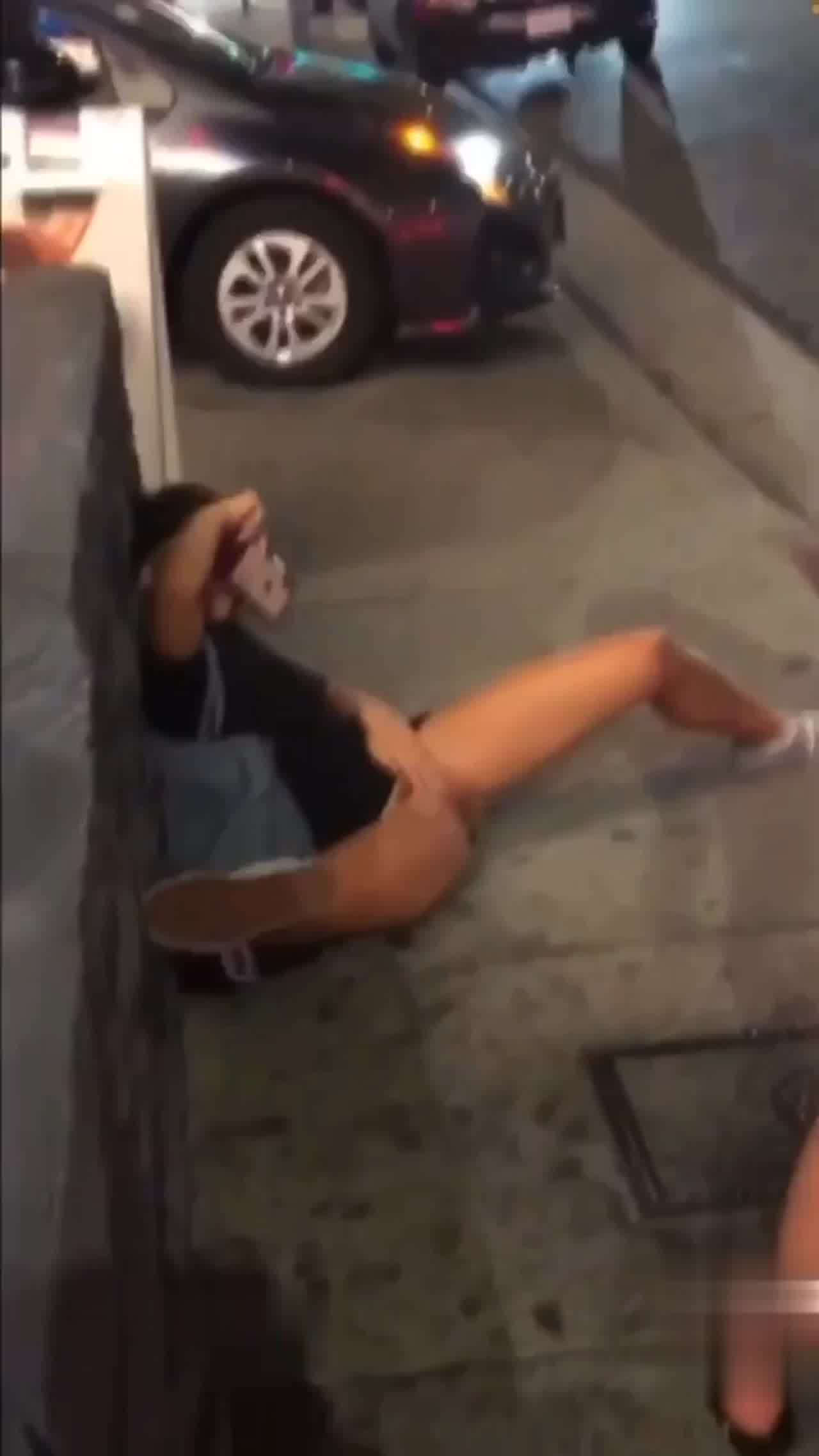  俩外国妞闹市街头撒尿自拍 的剧照7