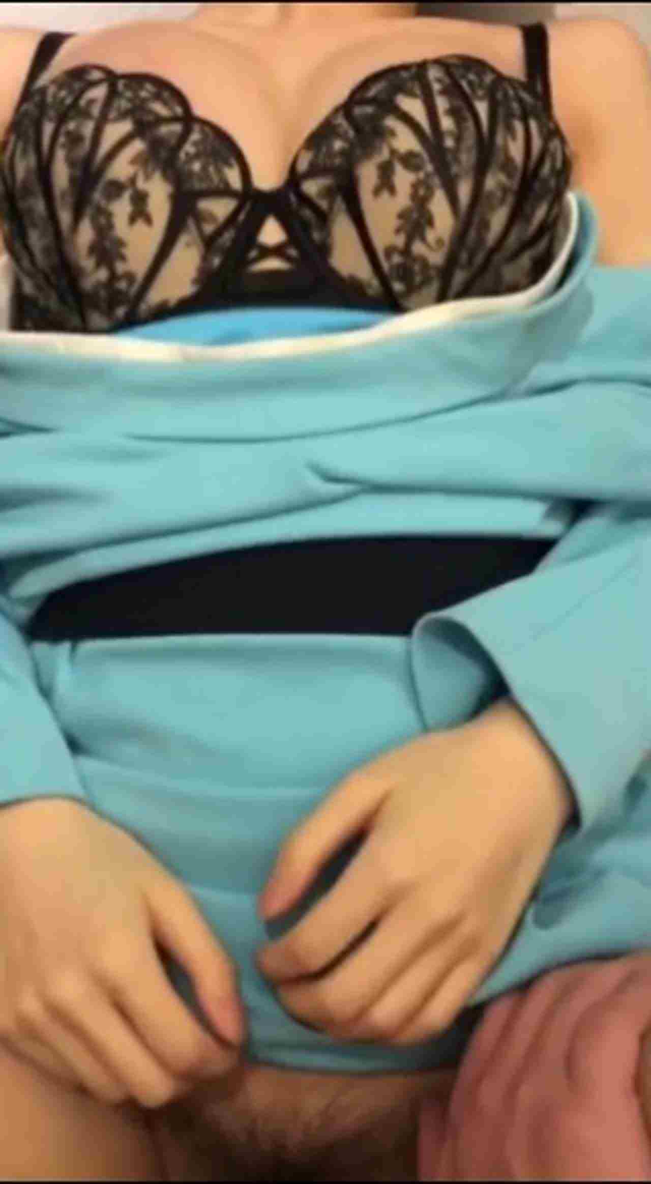  机长偷吃漂亮空姐 背妻秘密幽会性爱流出画面 的剧照8