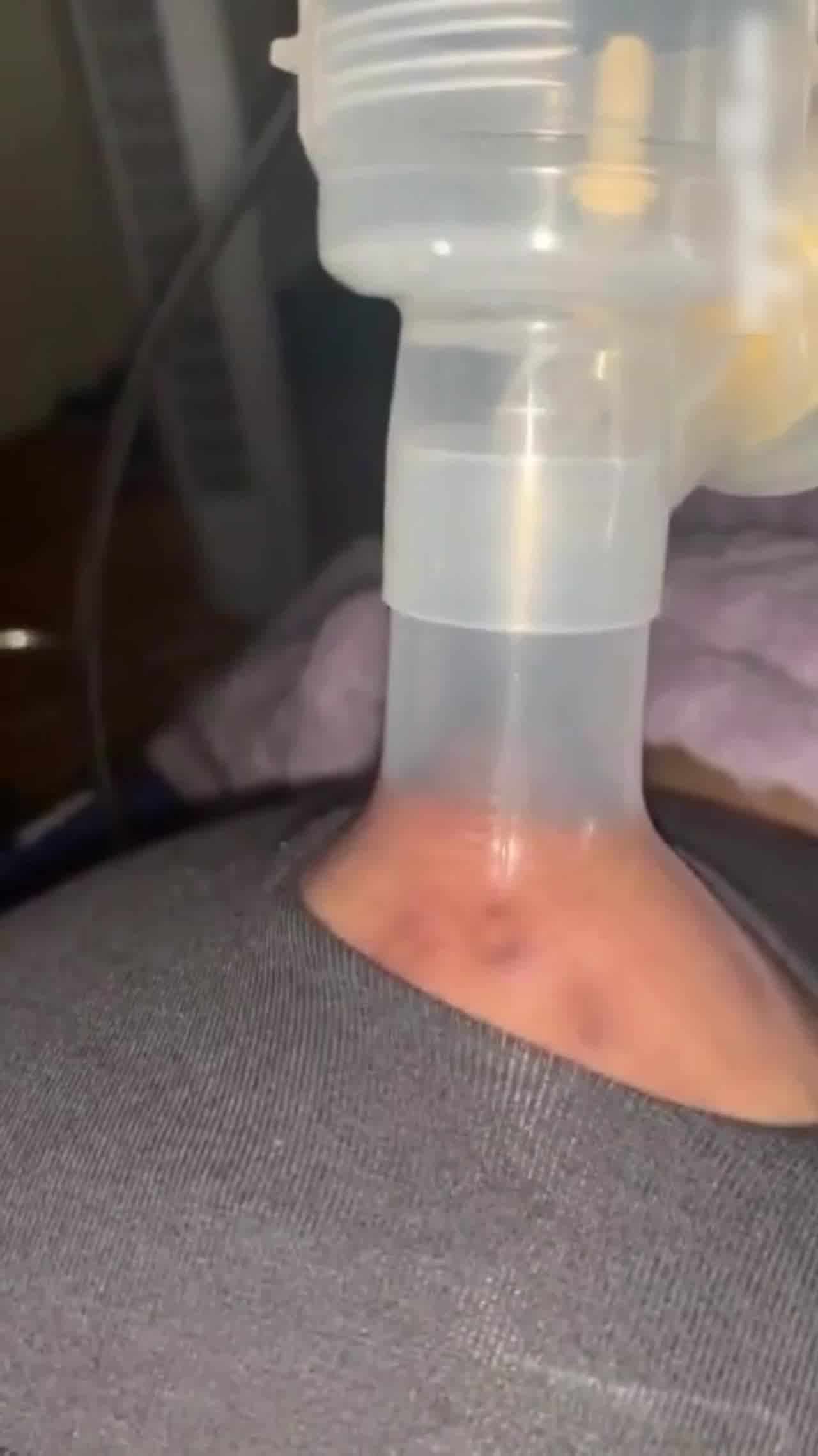  【稀缺资源母乳喷水大合集】有的奶特别浓厚，有的跟水一样特别淡，有没有懂哥说一下这是怎么回事？ 的剧照10