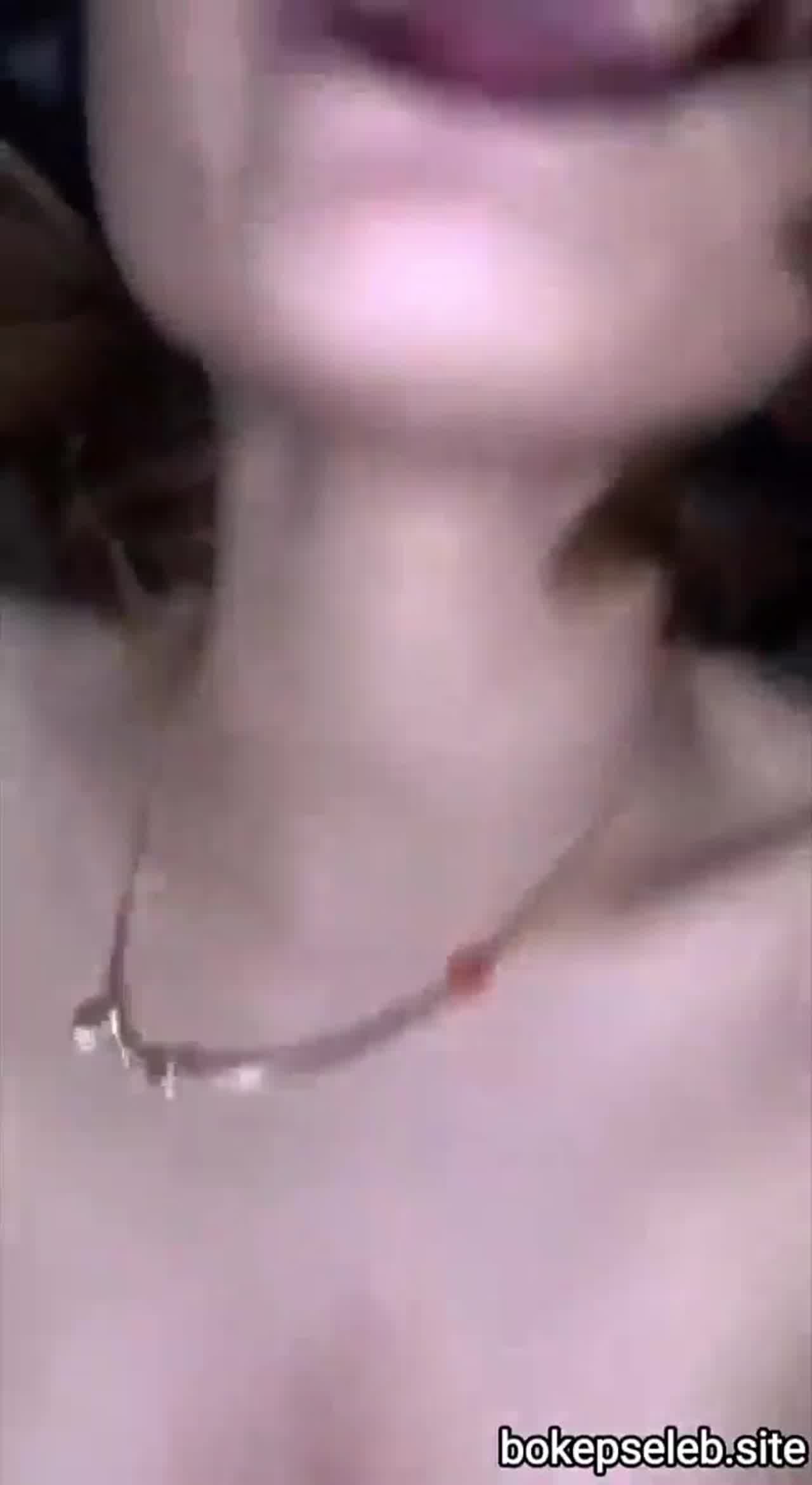  学生制服反差婊奶头都被吸肿了 的剧照7