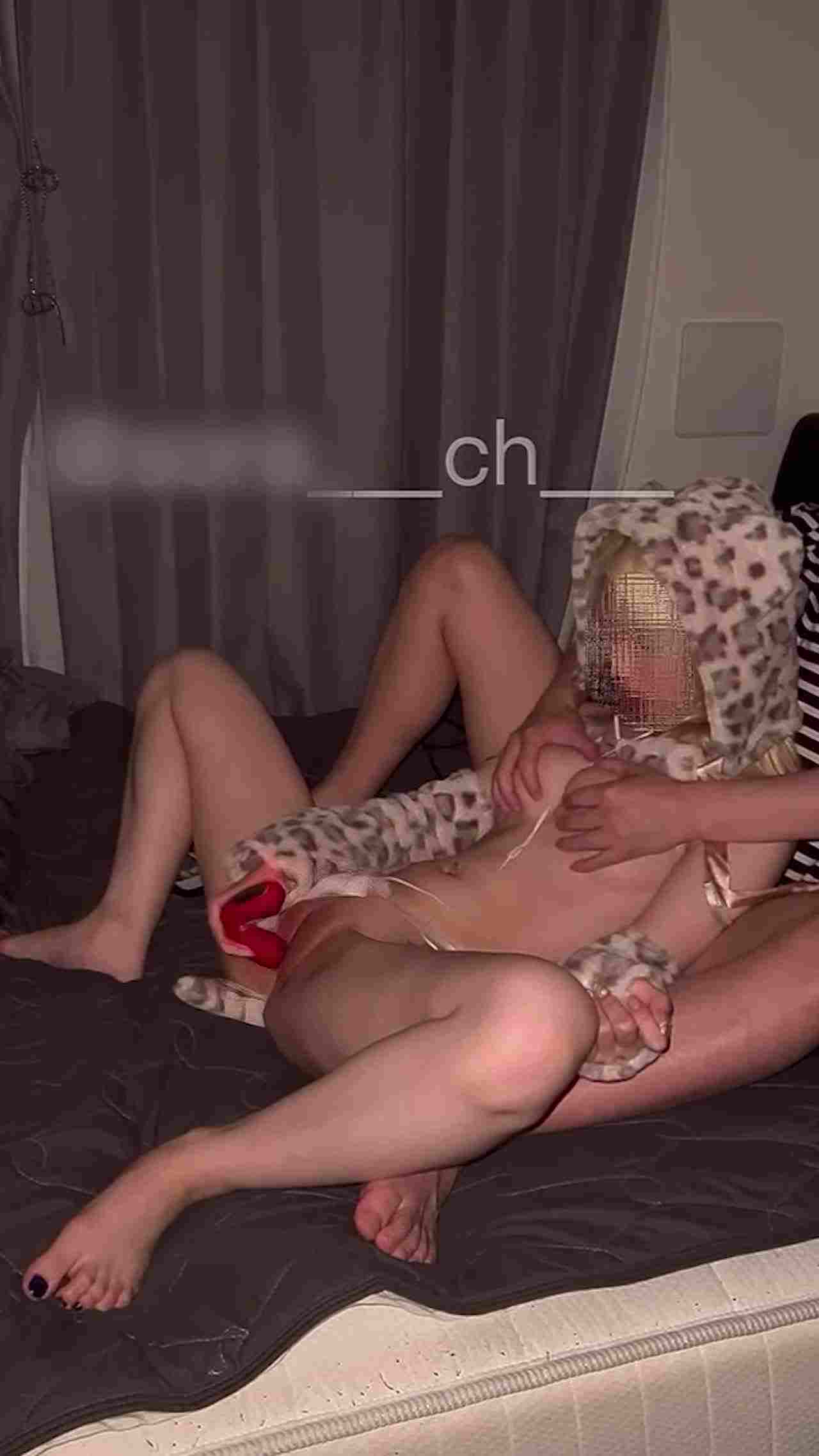  粉鲍正妹白嫩双腿敞开轻松插入♥ 的剧照1