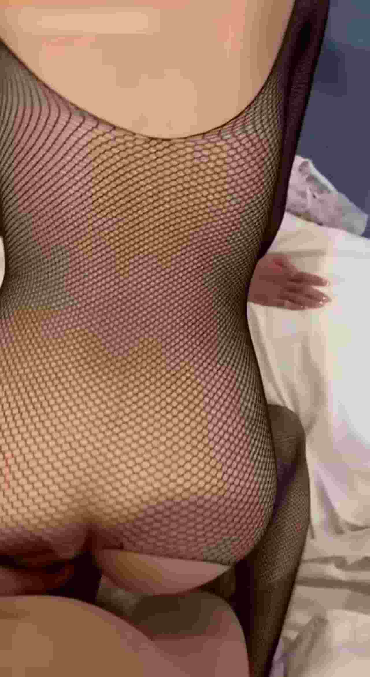  后入爆操00后21岁老师 的剧照3