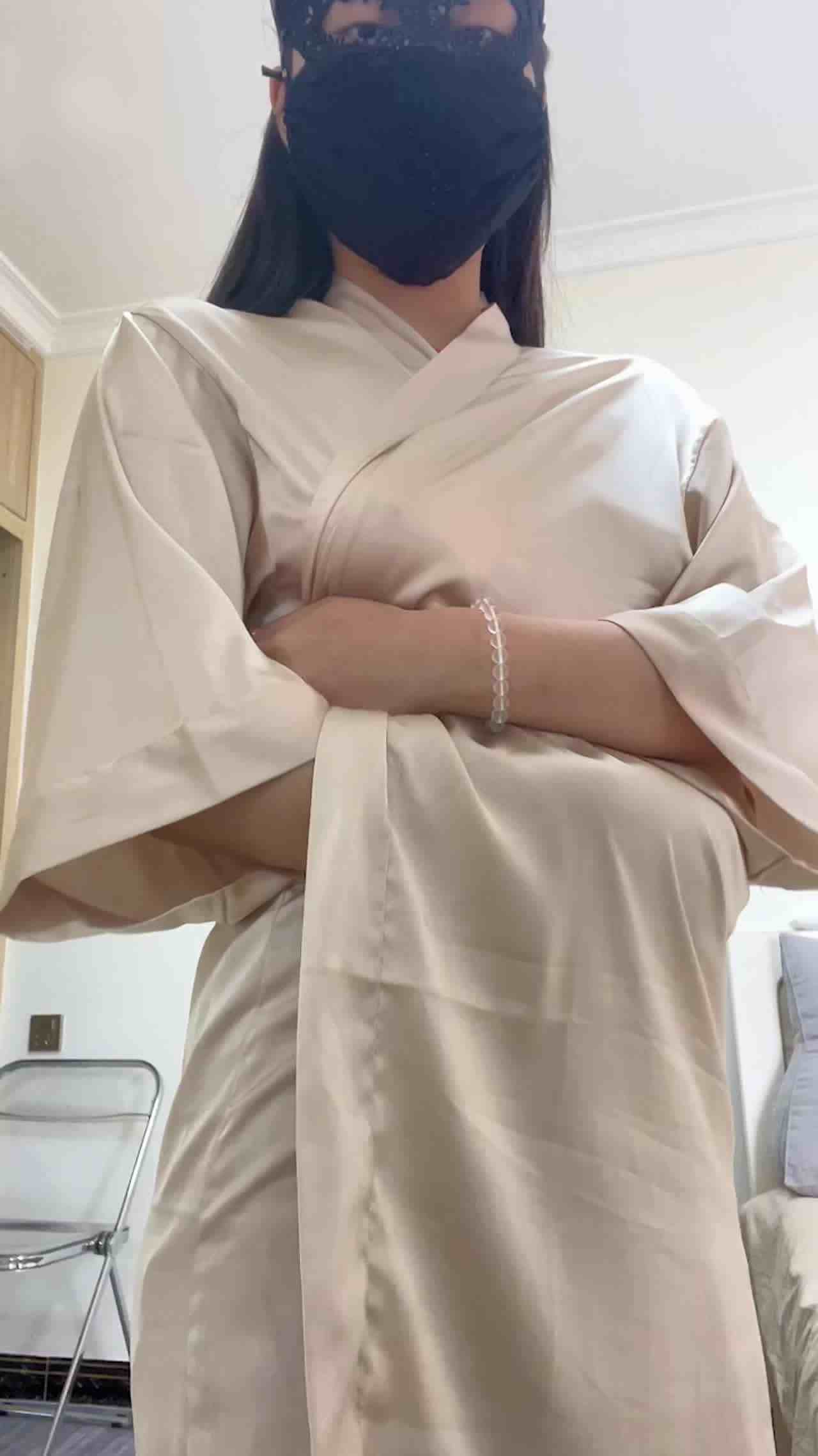  红色绑带play，诱惑老公吃小穴白浆 的剧照9