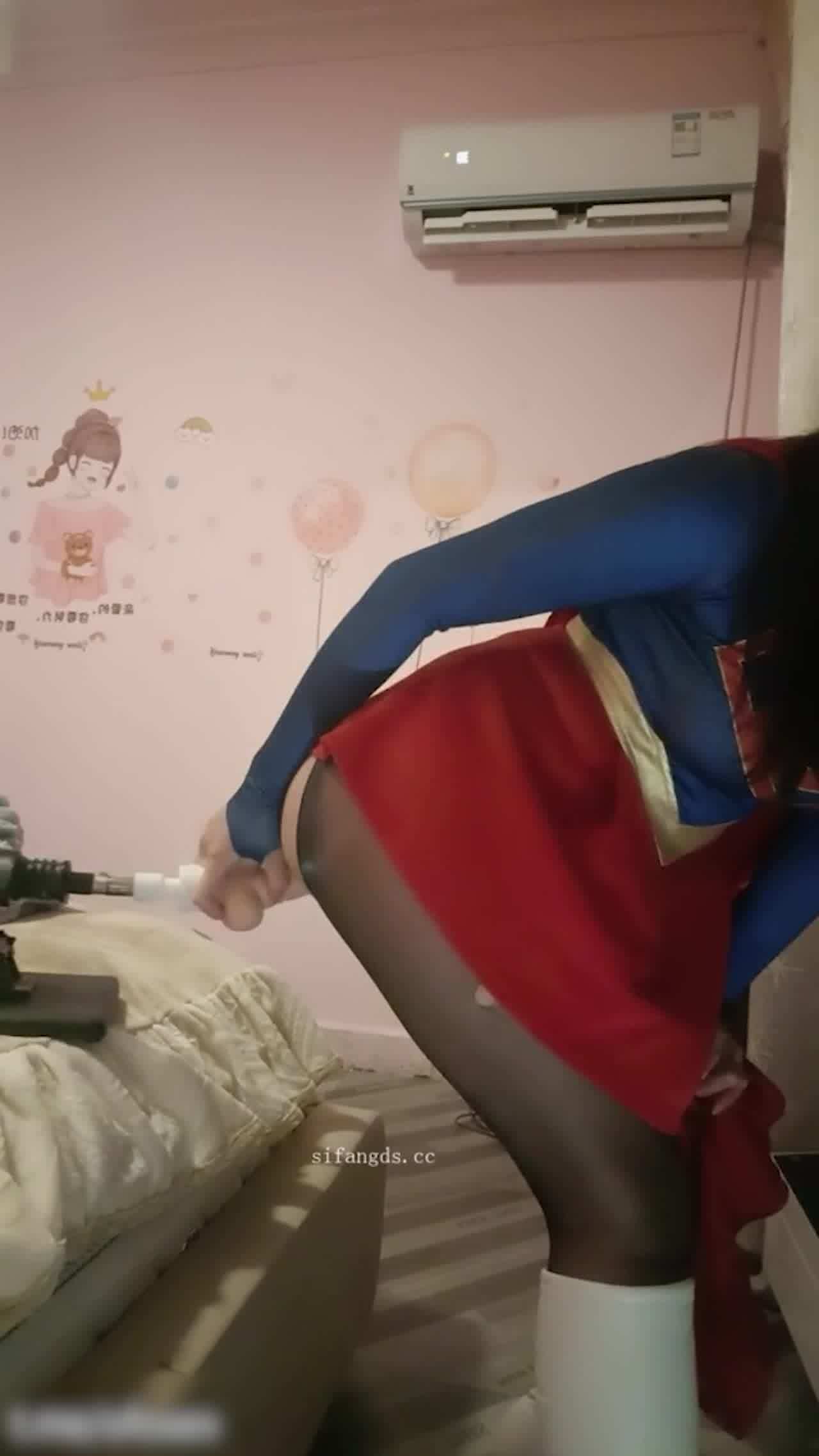  开裆油亮黑丝长筒靴超人自慰白浆喷尿 的剧照2