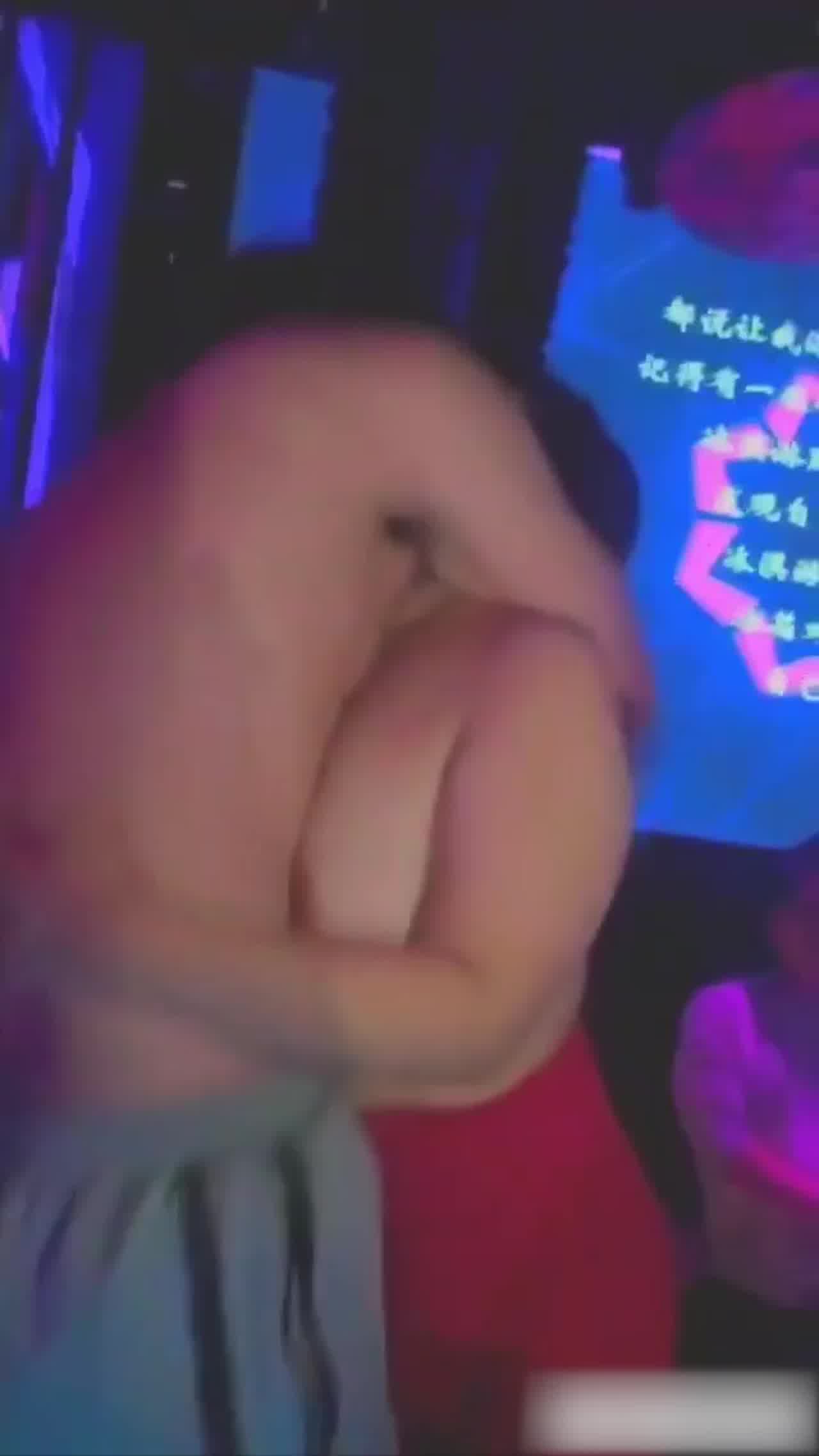  跑去夜店蹦迪泡到妹妹欲火焚身脱光衣服 的剧照7