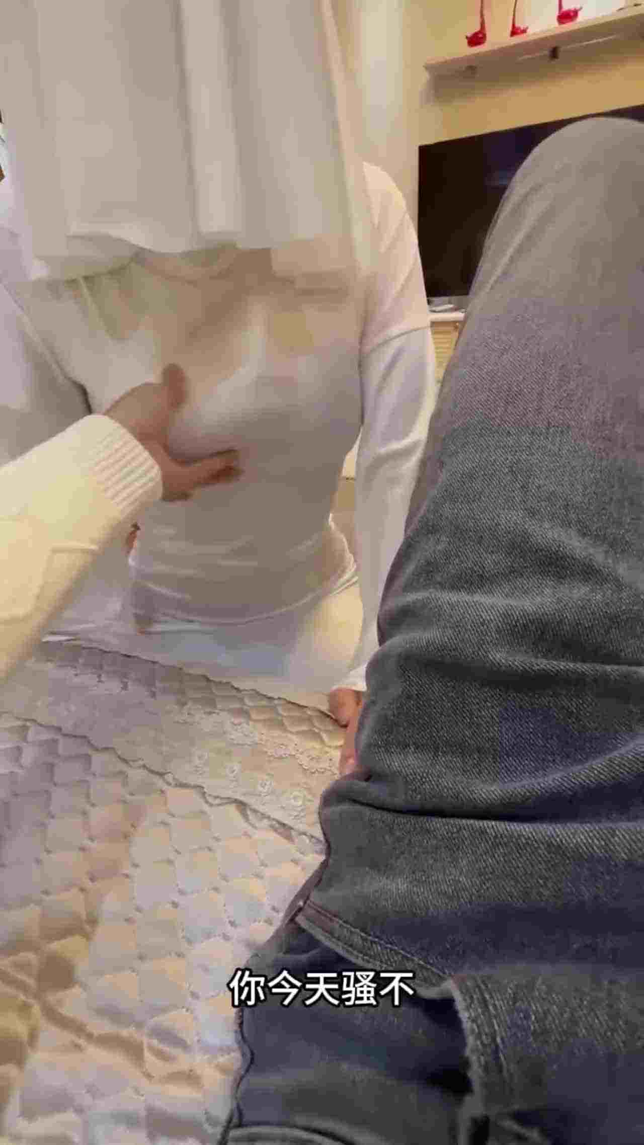  【这精液也太少了，内射都流不下来？】，狂干半小时老婆受不了一直憋着，中间被操尿好几次 的剧照7