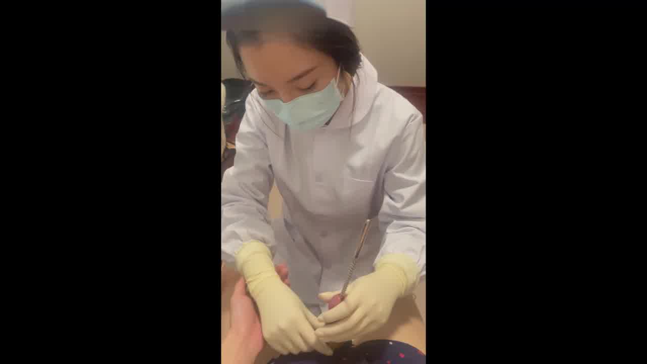  尿道按摩！护士小姐姐 按摩马眼体验 的剧照1