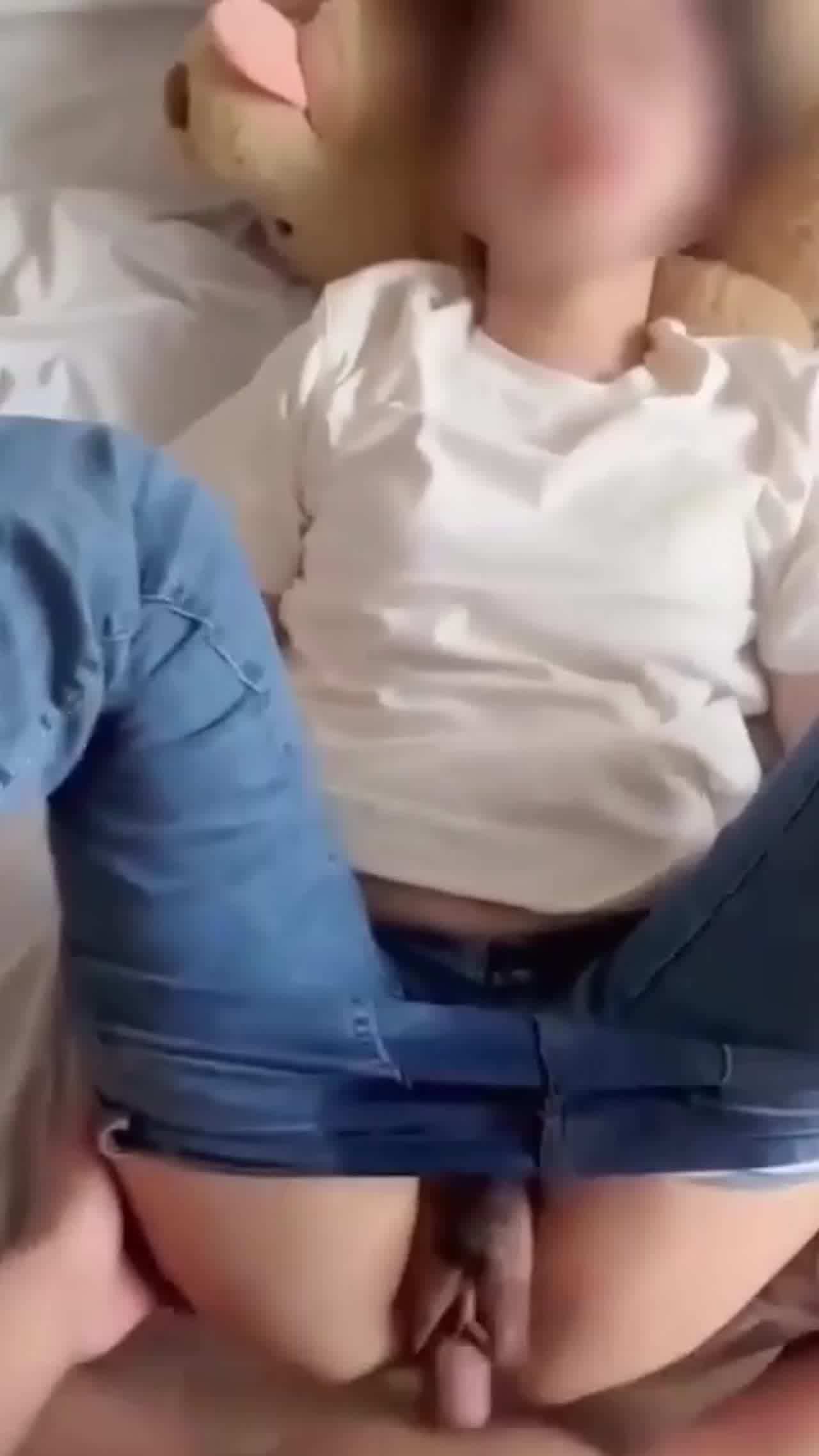  【绿帽人妻】第一次偷情好刺激，裤子脱一半就迫不及待插进去了 的剧照9