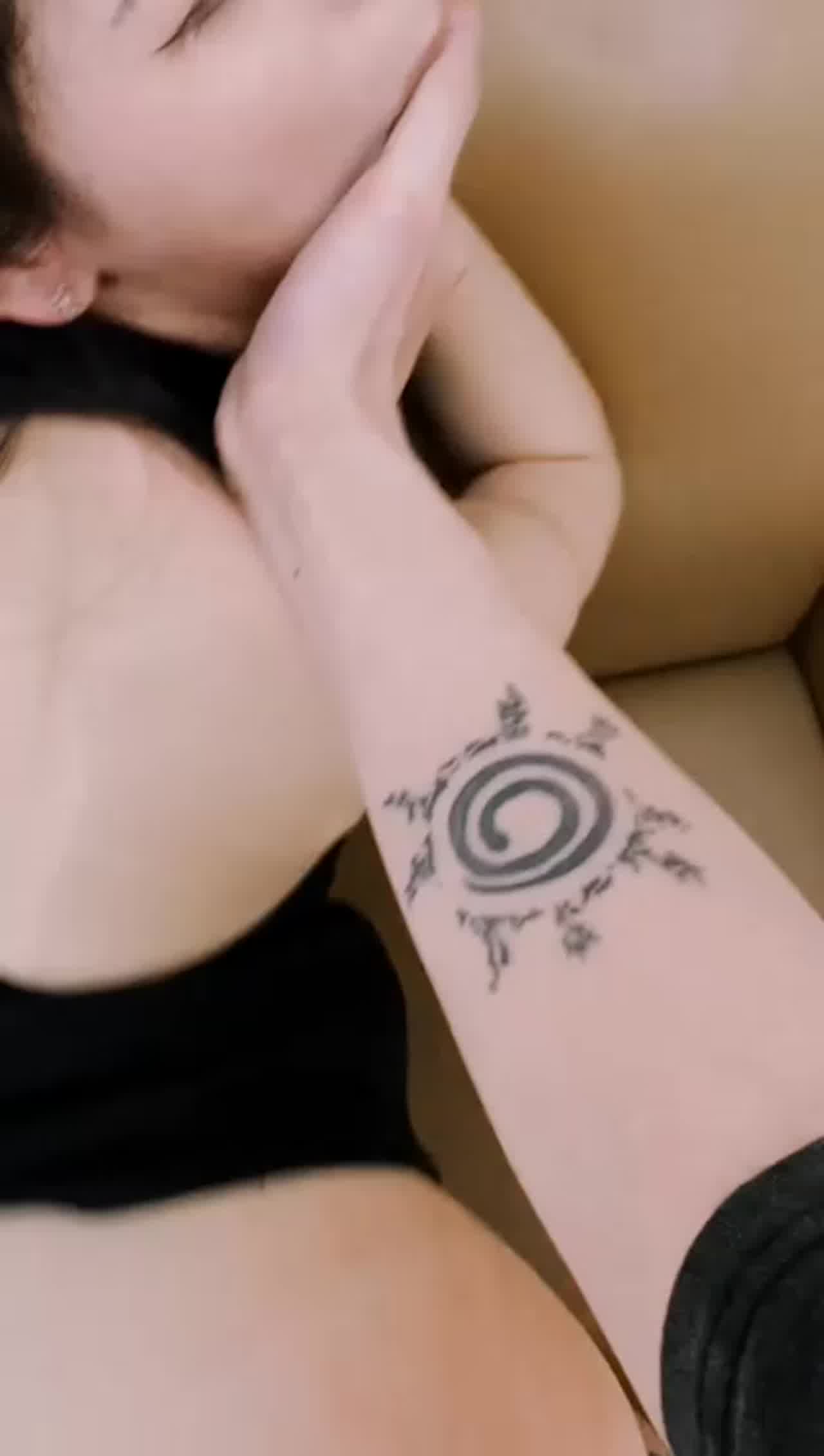  后入清纯双马尾无套射 的剧照7