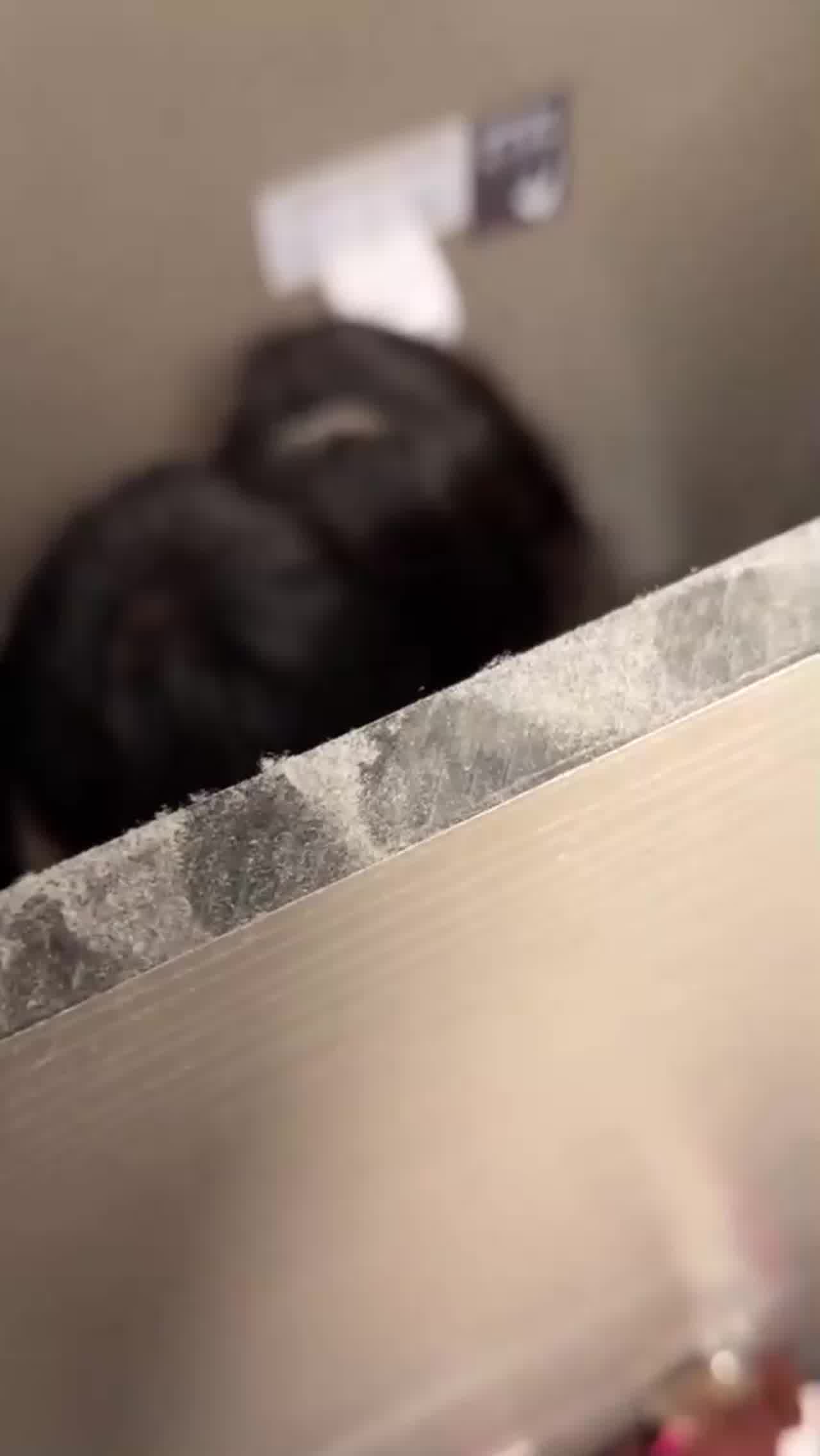  酒吧厕所偷拍竟发现情侣在厕所偷偷做爱，一脸享受的样子不忍打断 的剧照2