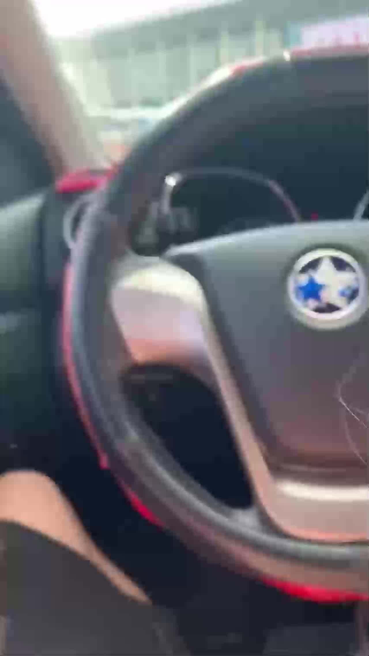  第一次尝试让老婆在车上帮我口交 的剧照4