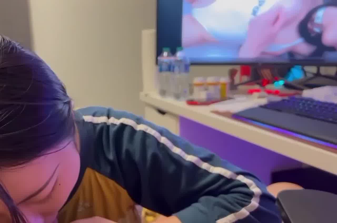  看着av被女友吃鸡吧的快感 的剧照7