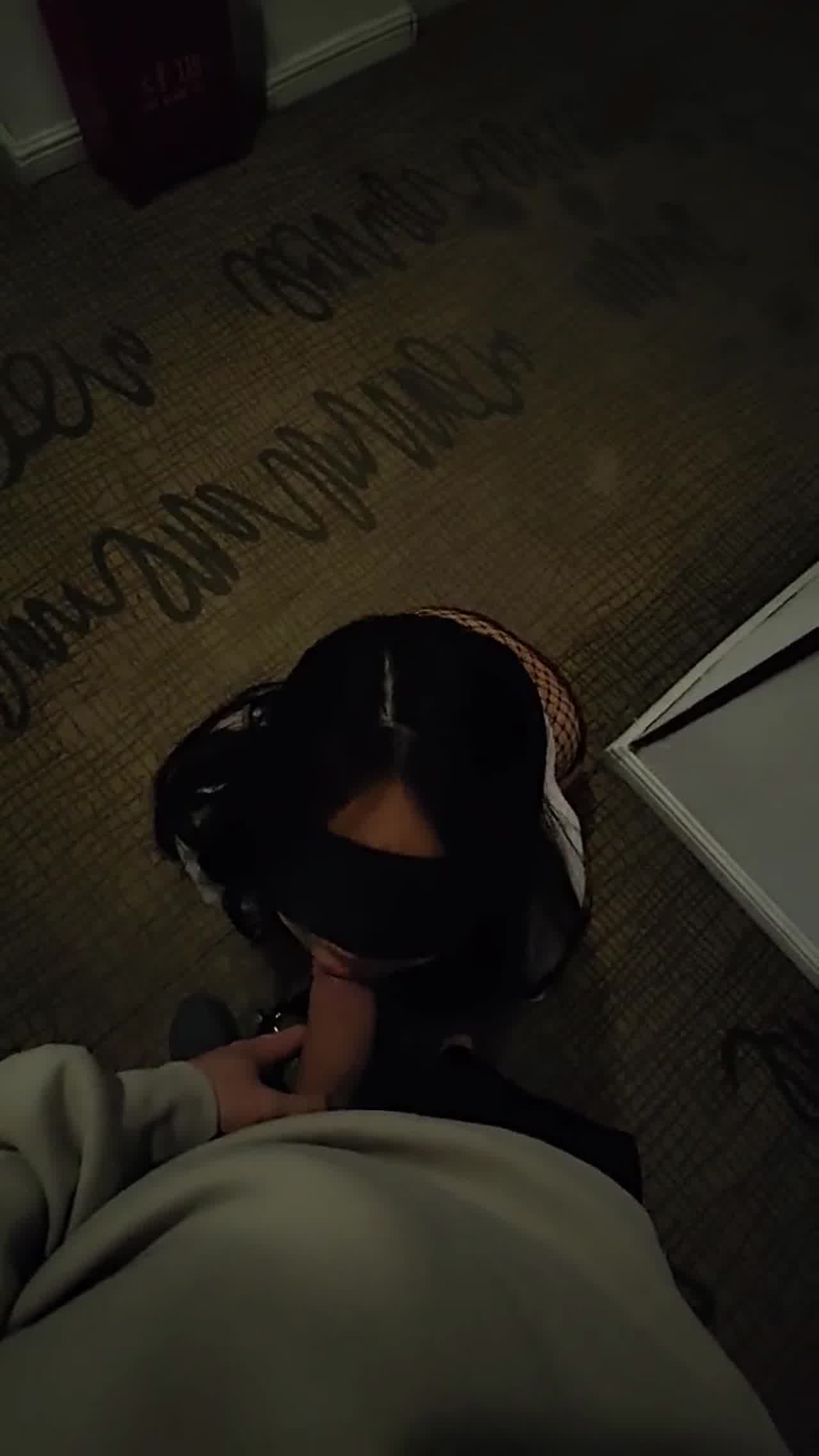  腿精人妻网袜跪地当狗被调教 的剧照8