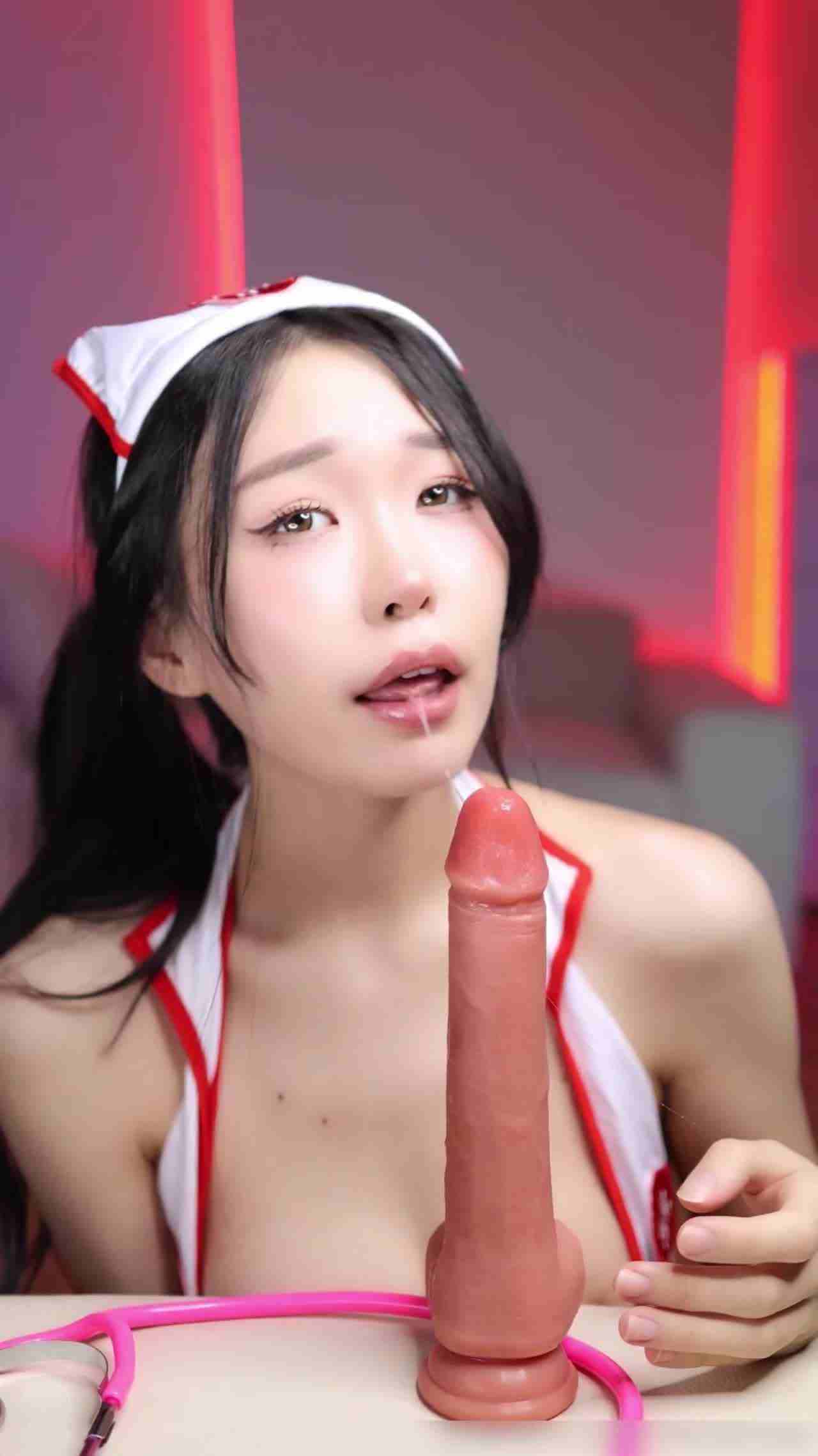  OF自购华裔留学生免费版-白丝小护士的肉棒检查，淫荡小护士被射一胸的牛奶精液！ 的剧照3