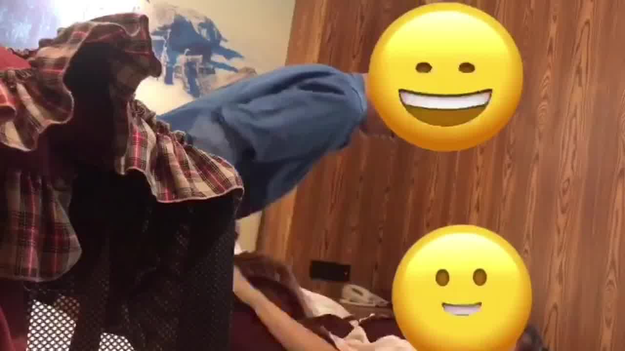  强推可爱的小女友不管你现在愿意不愿意 不小心露脸了 的剧照4