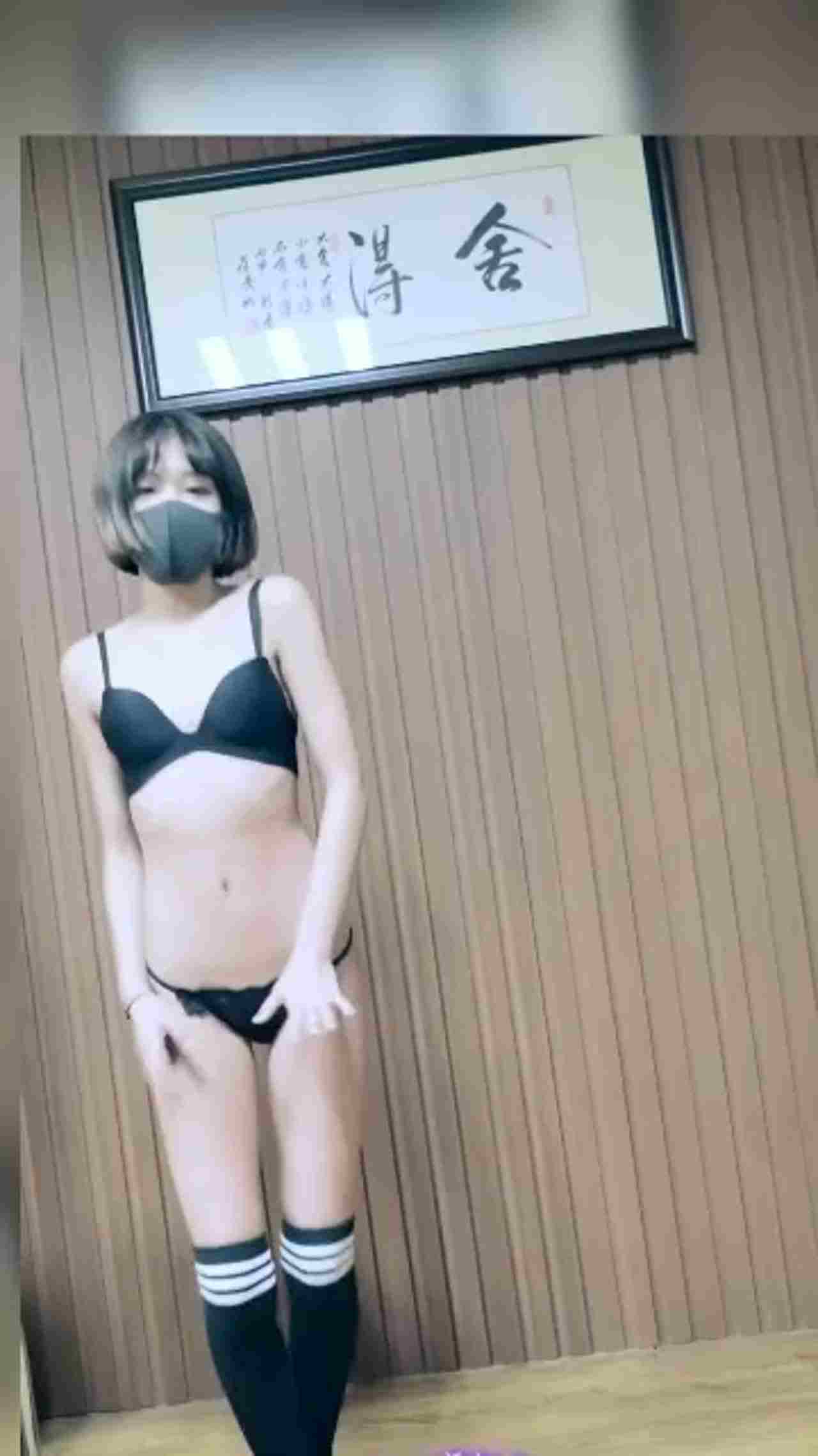  抖音网红舍得妹钰儿极品苗条身材，脱衣全裸抖音劲歌热舞6 的剧照4