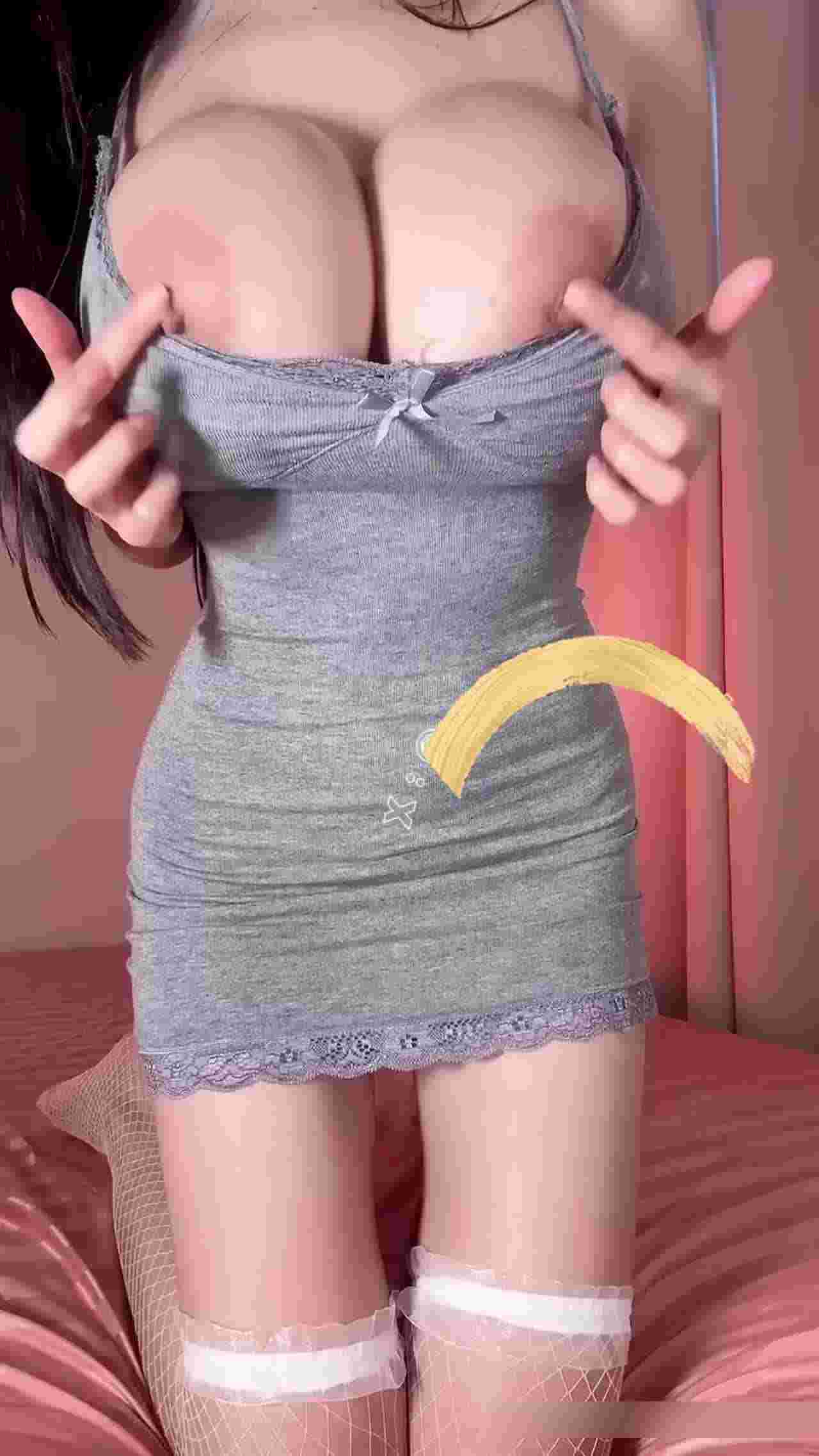  【史上最强人体喷泉！】SM真空乳吸道具，吸住自己的乳头爽到飞天，这么大的胸不经常保养很容易下垂 的剧照4