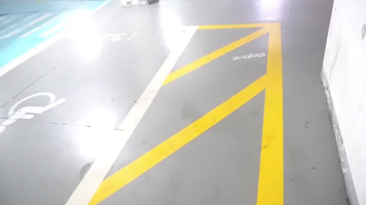  极品少妇找不到老公的车被单男发现跳蛋 直接车震一发 的剧照10