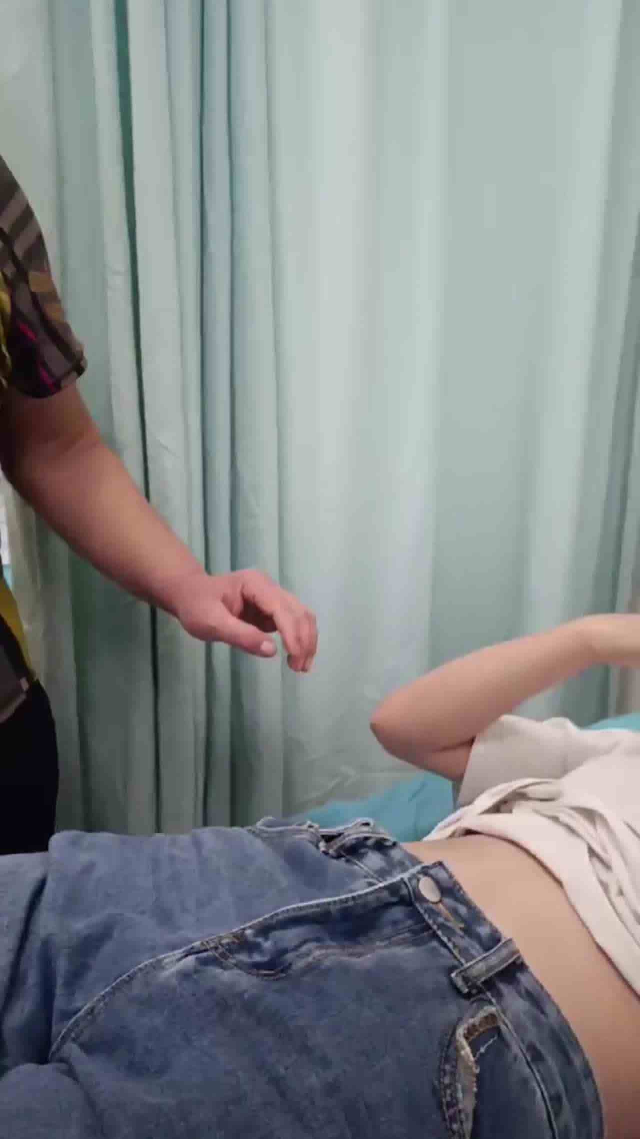  身为诊所医生福利就是天天看奶子 的剧照10