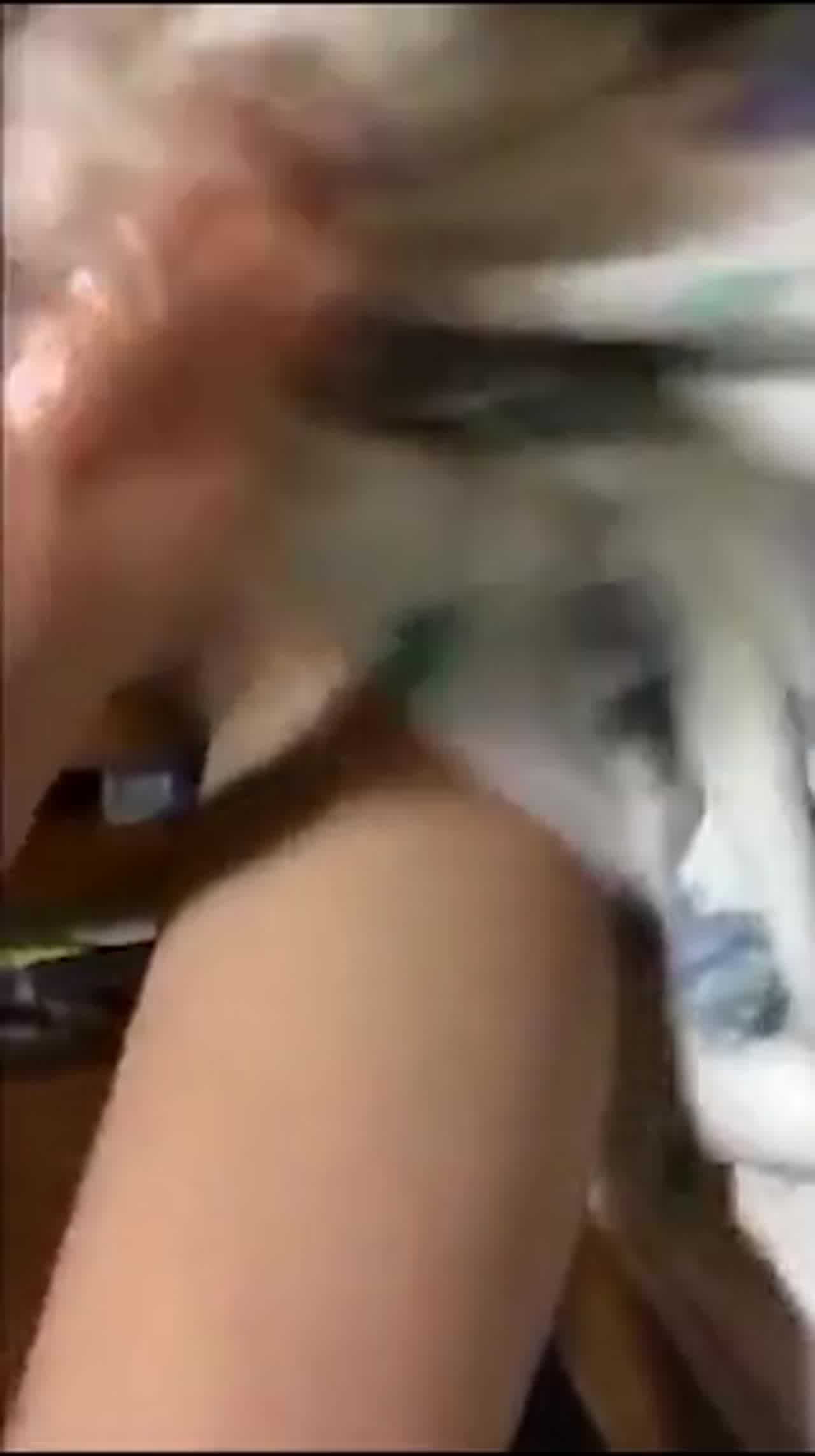  姐弟恋 漂亮姐姐口活不错，主动无套骑乘猛摇，自抠到喷水 的剧照1