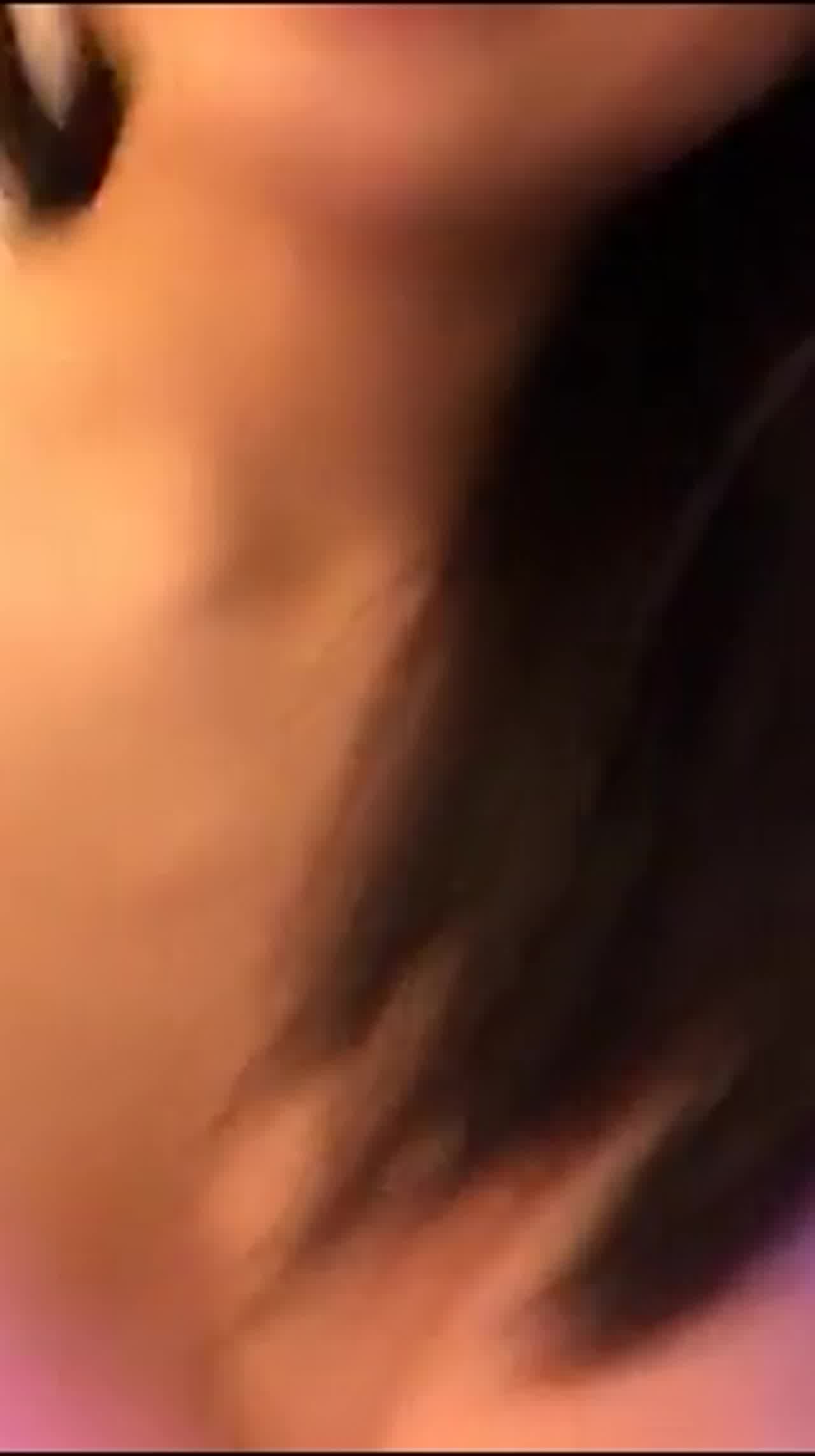  姐弟恋 漂亮姐姐口活不错，主动无套骑乘猛摇，自抠到喷水 的剧照2