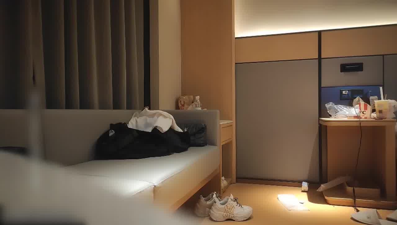  极品白小纯，高端外围，智商堪忧老玩手机，幸亏妹子够单纯，激情啪啪小嫩妹玩得爽 的剧照7