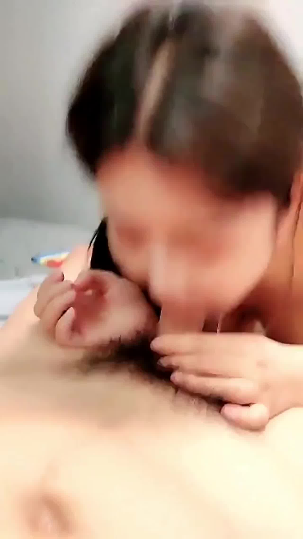  高颜值车模下海肏逼 的剧照7