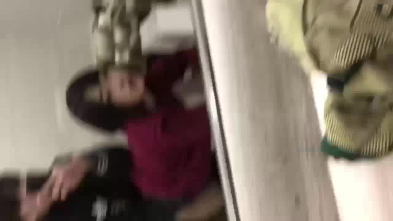  对着镜子后入狂插漂亮女友，让她自己看看自己屈服的样子 的剧照7