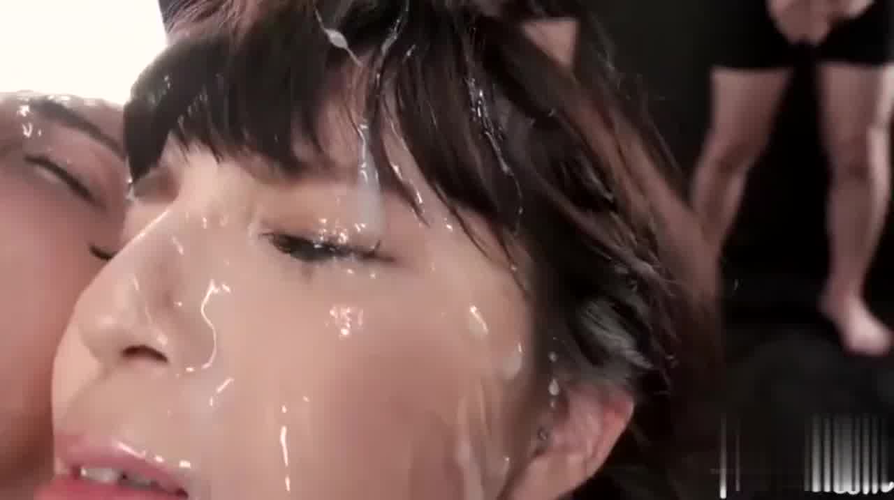  超大量颜射！！万屌齐射鲜榨豆浆只为给两个漂亮妹子玩！ 的剧照10