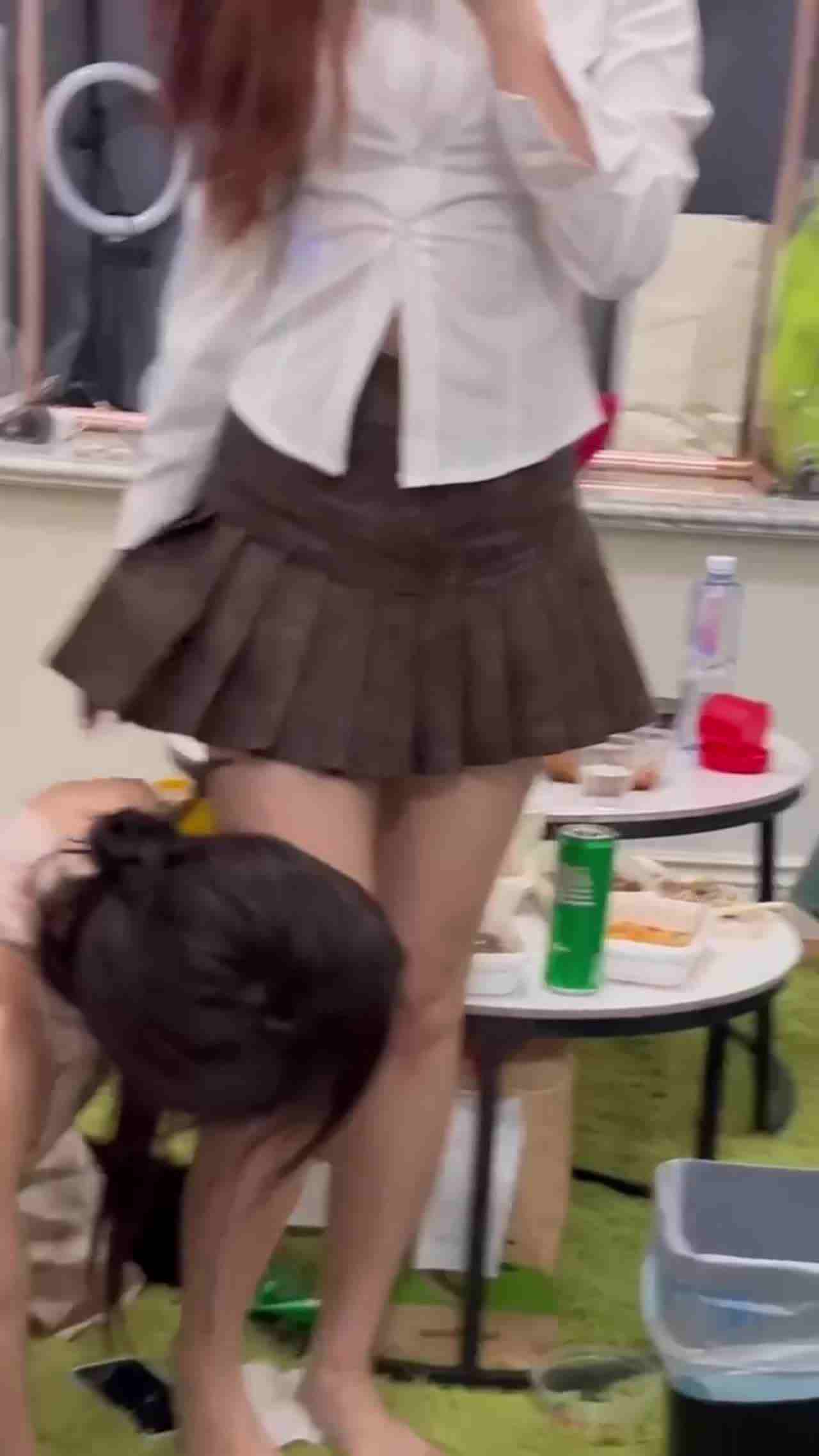  脚踩我的母狗室友 的剧照6