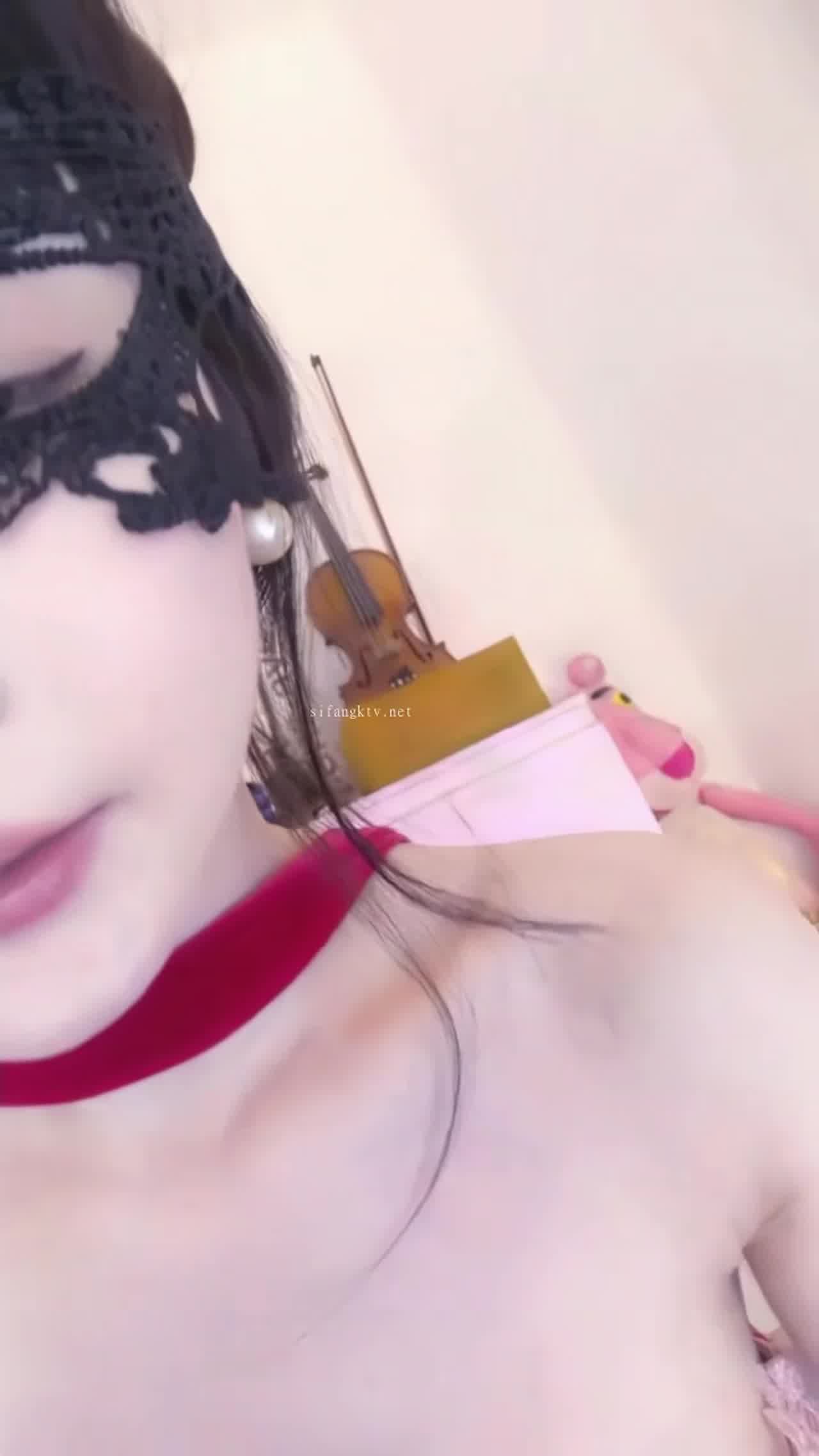  半糖主播【姜妮妮姜允恩】圣诞女郎共享爱爱 的剧照7