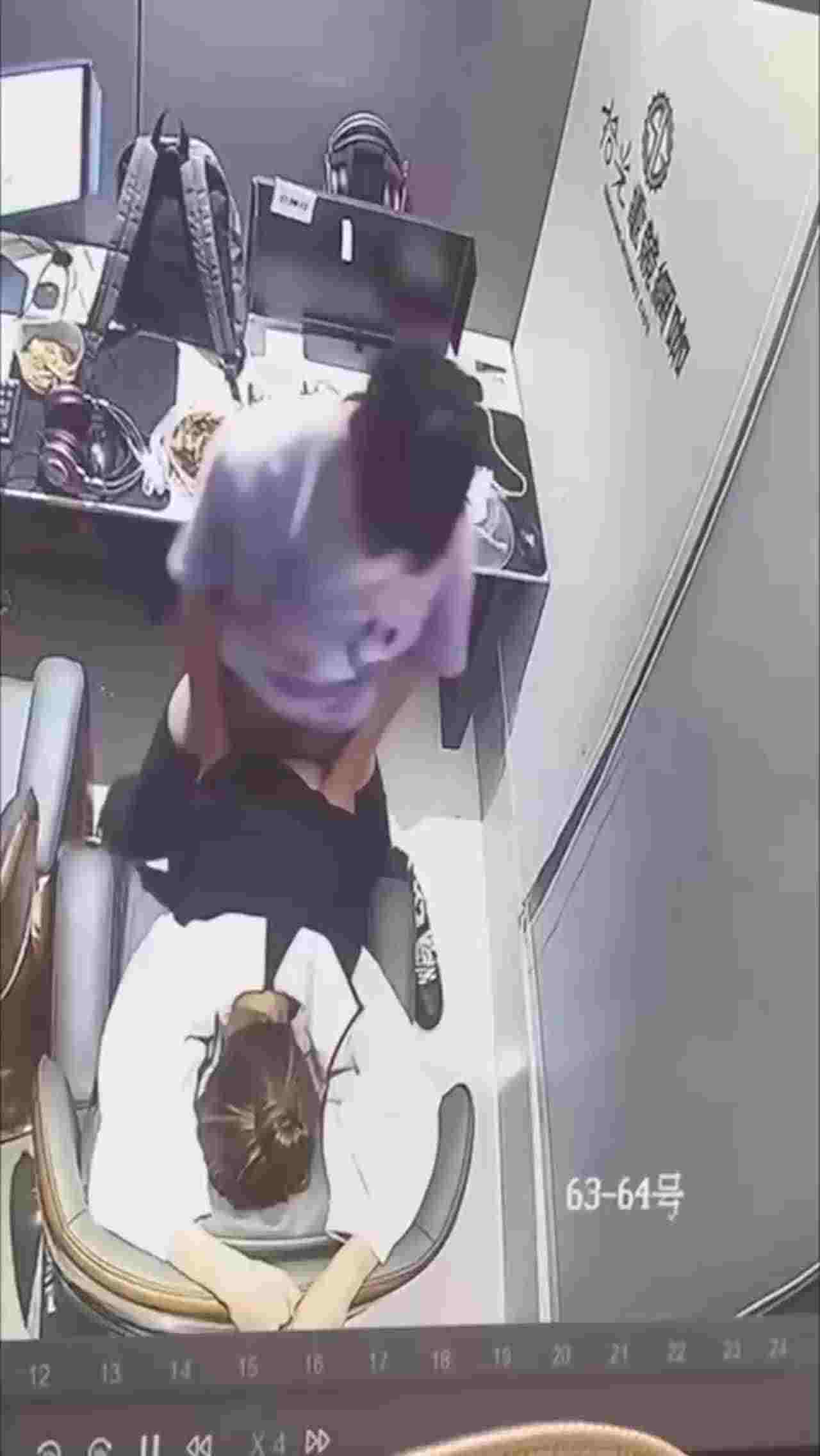  四川一网咖包间情侣直接开啪，监控放出后该网咖瞬间成为打卡地 的剧照5