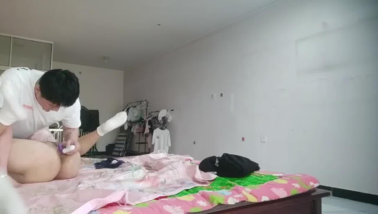  【真实偷情】人妻独守空房，奸夫直接偷家，深入打桩，人妻爽到叫老公，快，好厉害啊，内射 的剧照1