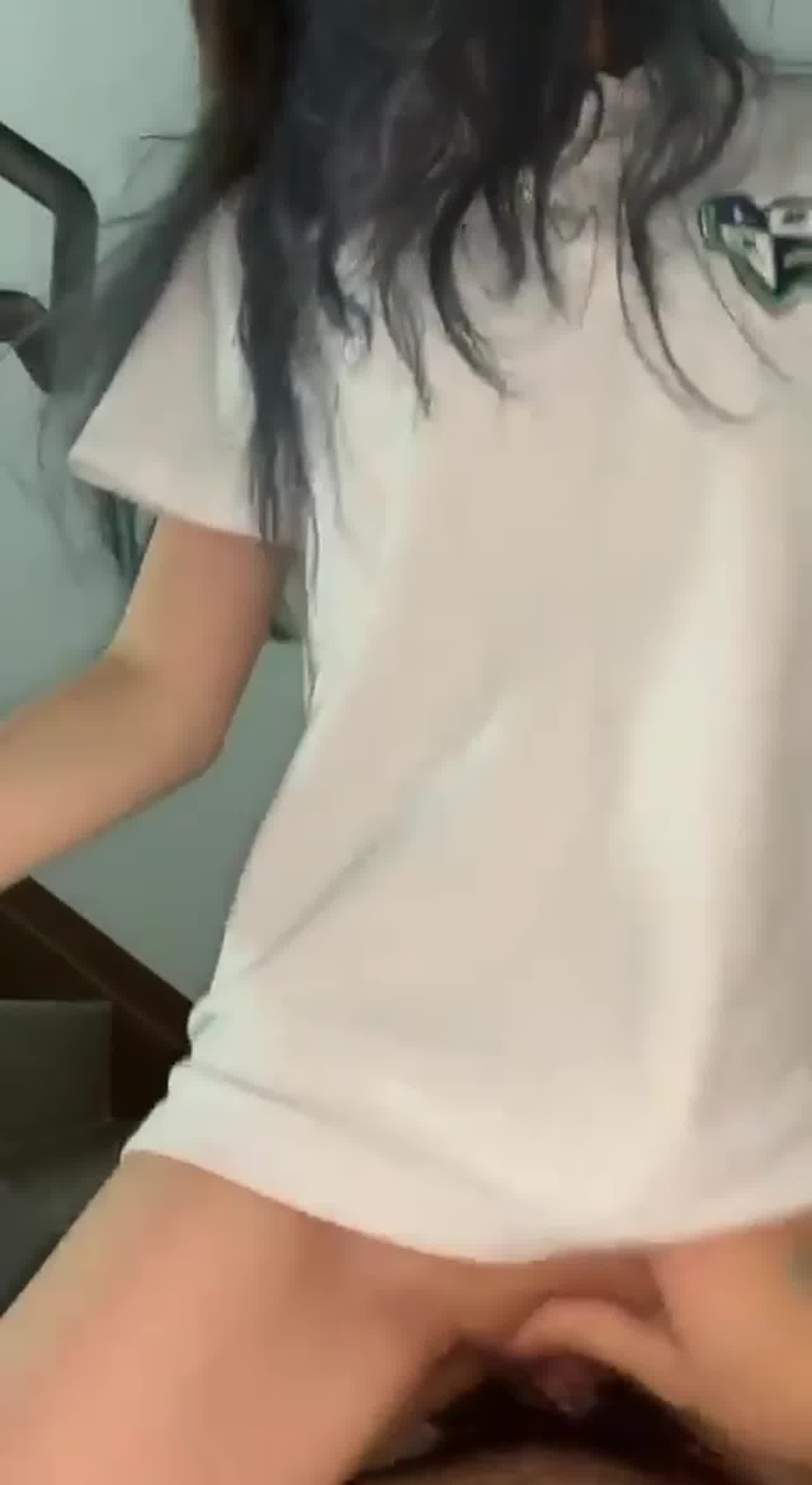  逼真嫩的大学妹子骑乘 的剧照8