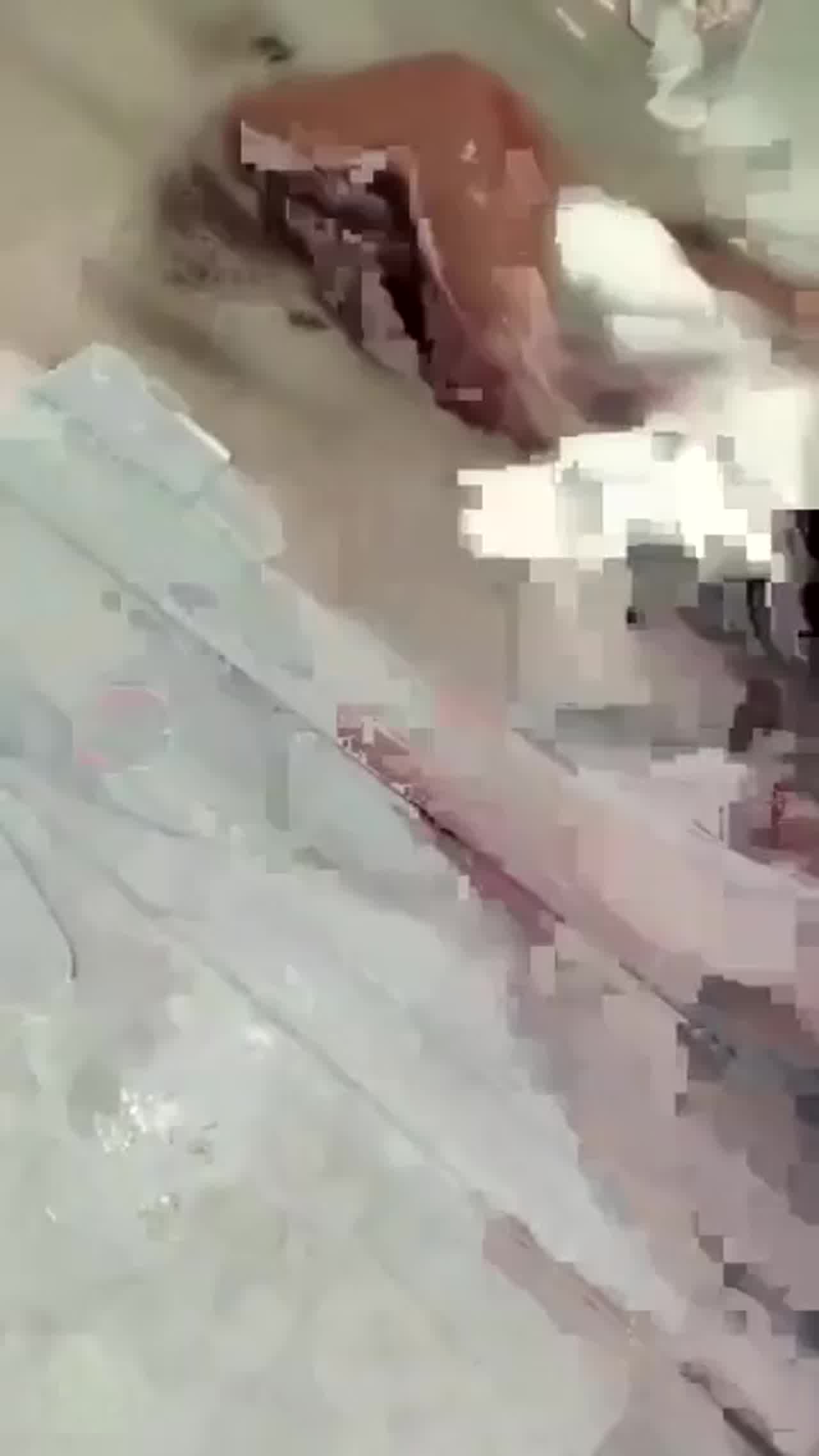  洗白白了，奶子真大 的剧照8