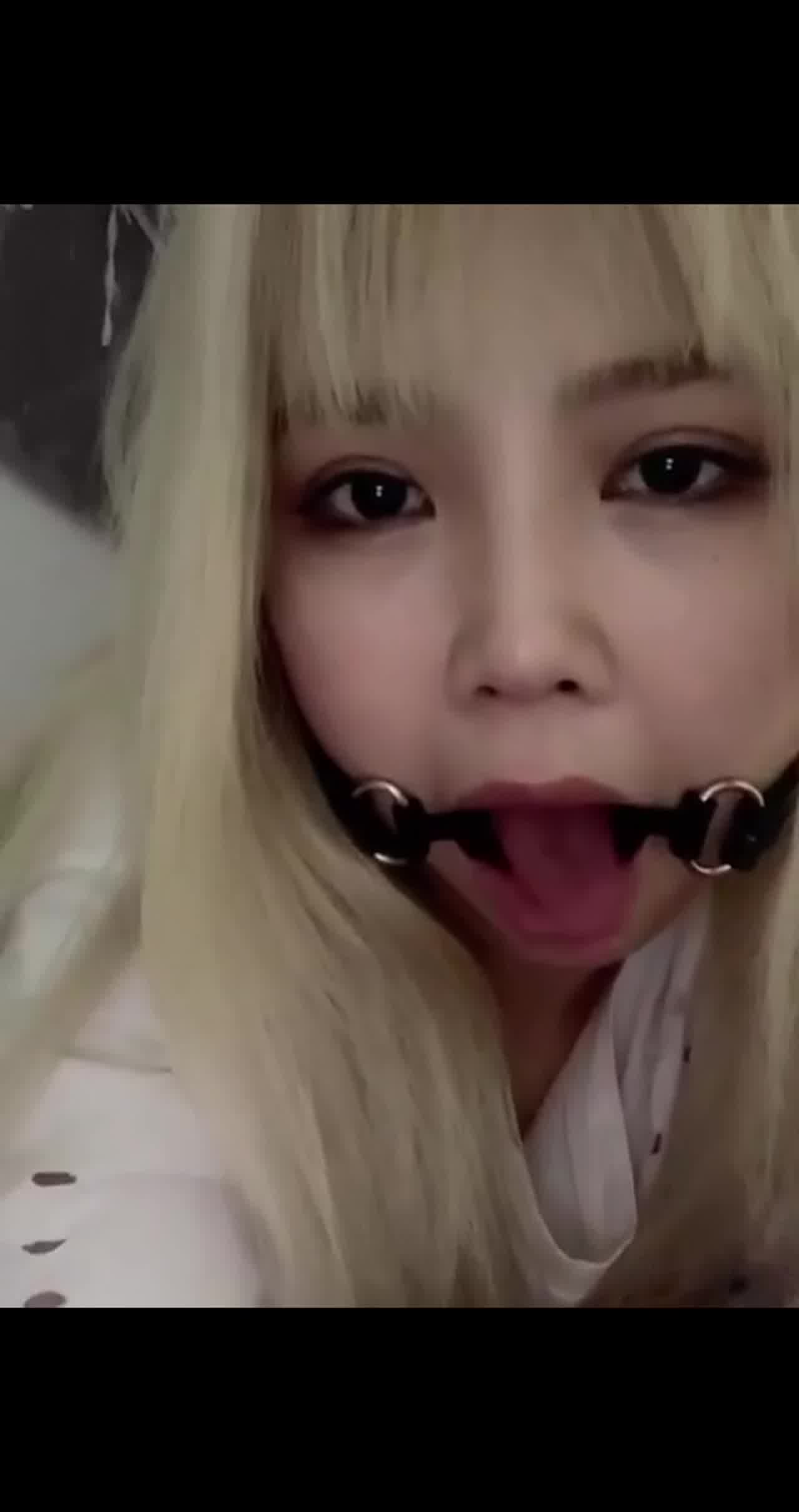  太骚了颜值还高偷偷在宿舍手淫 的剧照10