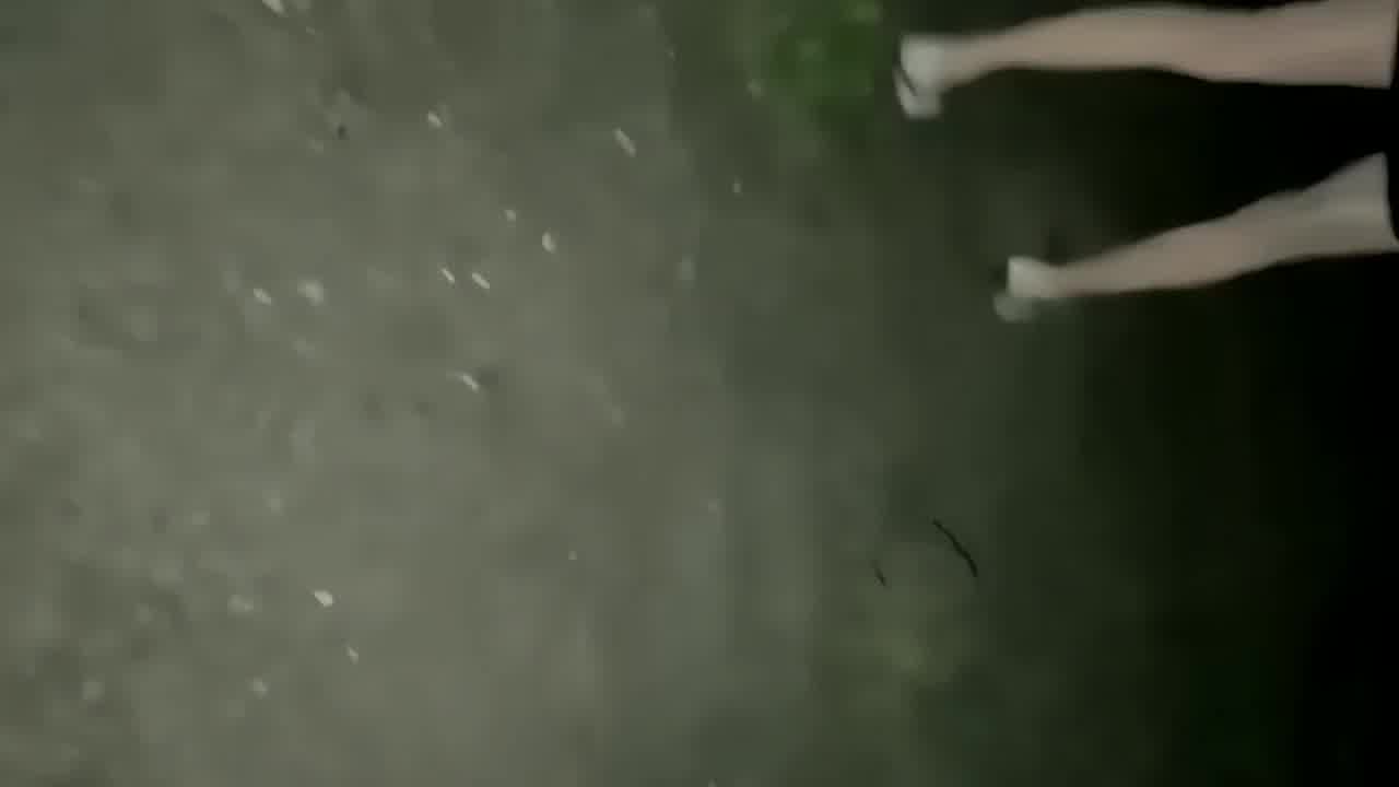  杭州夜间行走的高跟大长腿，一路淫语对白，桥下滋尿深喉后入 的剧照2