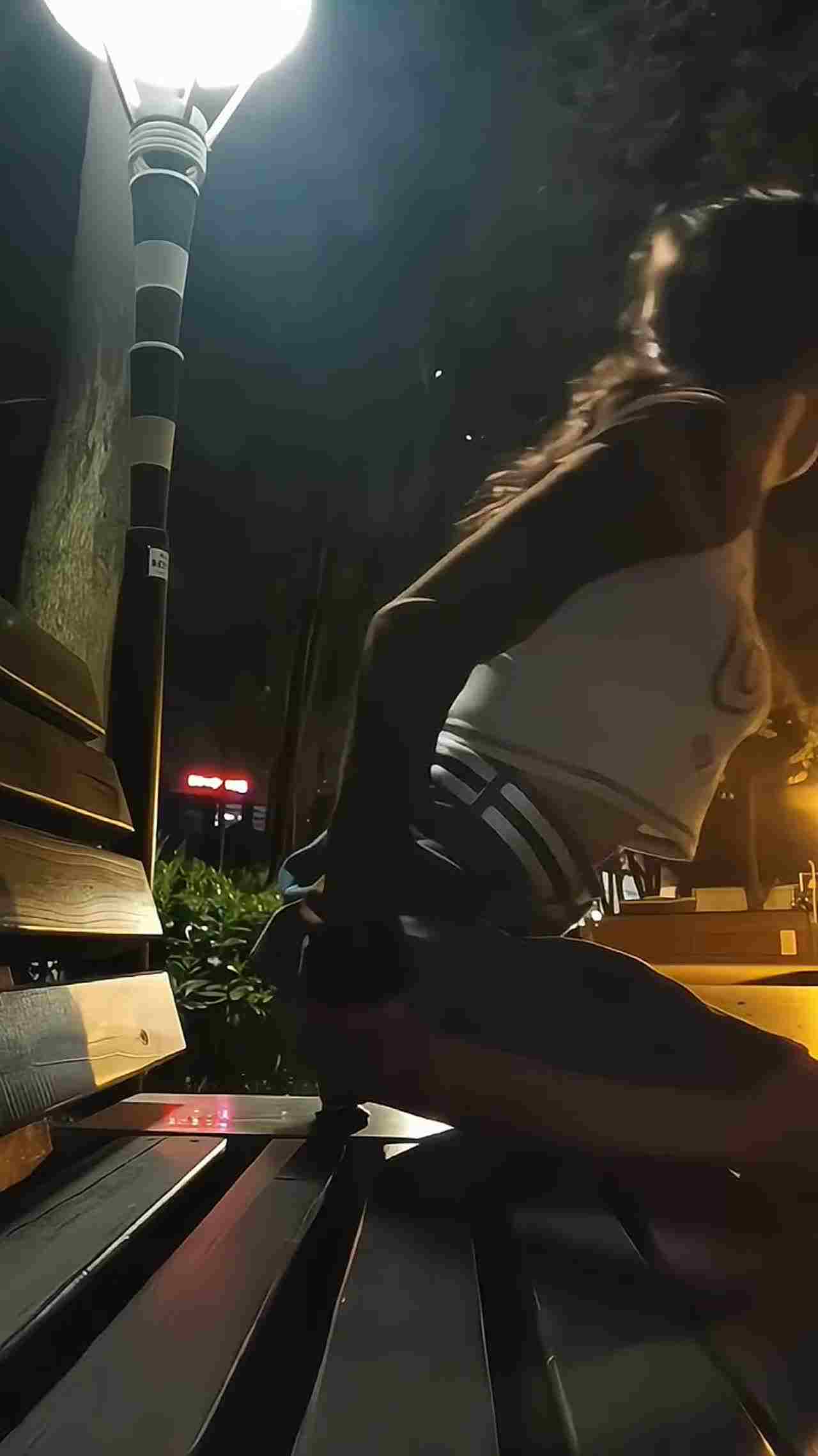  欲求不满的少女 在公园偷偷玩玩具塞在小穴 的剧照5